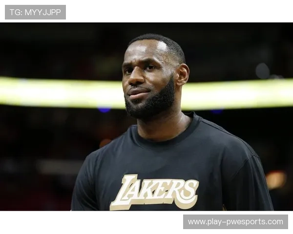 里昂主帅丰塞卡因不满判罚被禁赛至11月底 球队面临挑战